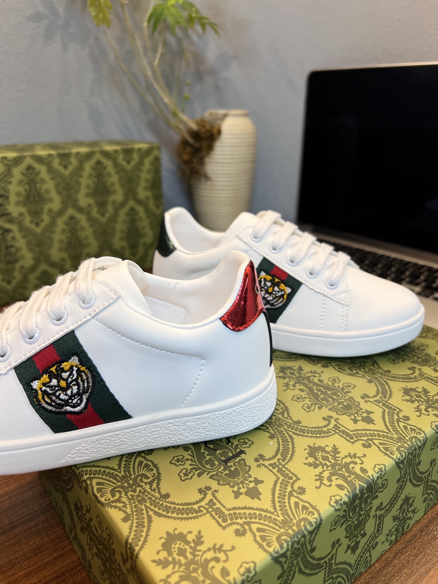 Children's shoes child
